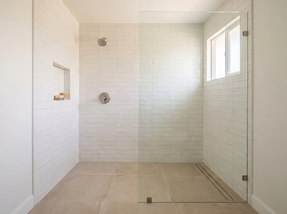 Regadera sin escalón con azulejo blanco tipo metro y un panel de vidrio en el hueco de cinco pies donde antes había una tina, ilustración generada con IA